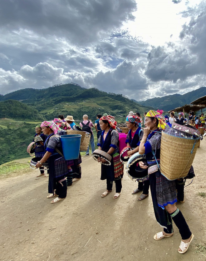Những phụ nữ Mông làm dịch vụ phục vụ khách du lịch ở La Pán Tẩn. Ảnh: Lê Xuân Sơn