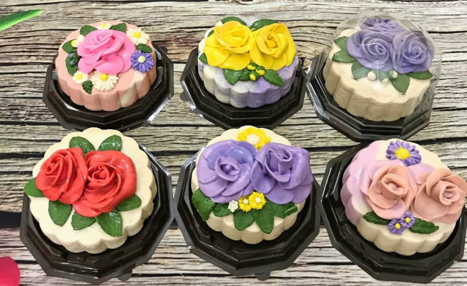 Những chiếc bánh trung thu trông như một vườn hoa đang nở rộ và luôn thơm mùi bánh. Ảnh: Tô Hưng Giang