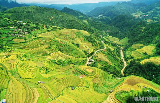 Mù Cang Chải là một huyện vùng cao thuộc tỉnh Yên Bái, cách Hà Nội 300 km về phía Tây Bắc. Nơi đây nổi tiếng với những thửa ruộng bậc thang trải dọc cung đường, đẹp tựa "nấc thang lên thiên đường".