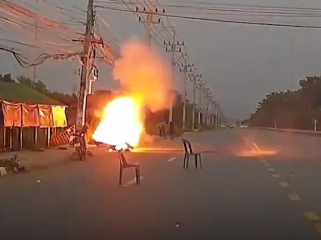 Media - Kinh hoàng khoảnh khắc xe máy bị dây điện rơi trúng rồi bùng cháy dữ dội