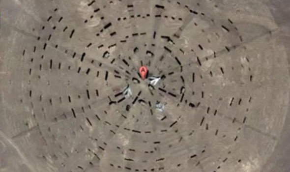 Cấu trúc bí ẩn được phát hiện ở sa mạc Gobi của Trung Quốc qua ảnh vệ tinh (ảnh: Express)