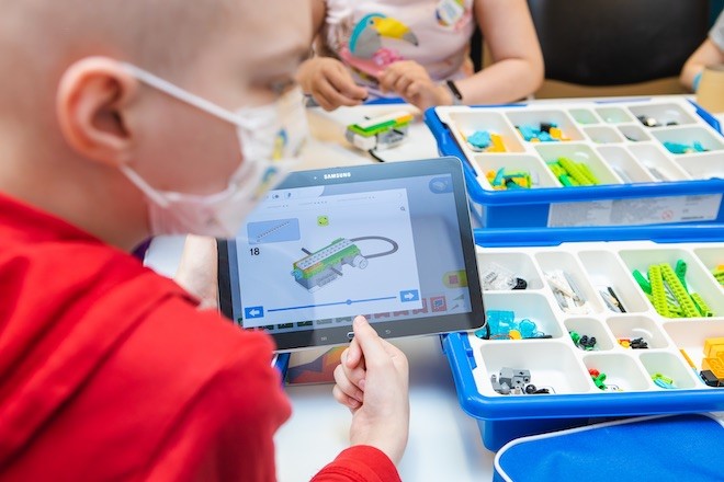 Samsung Hope for Children là chương trình giáo dục toàn diện, mang hi vọng học tập đến với 6 triệu trẻ em trong các bệnh viện tại Nga.