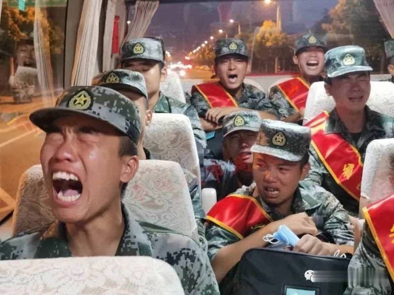 Hình ảnh các tân binh Trung Quốc bật khóc khi phải xa nhà gây sốt.