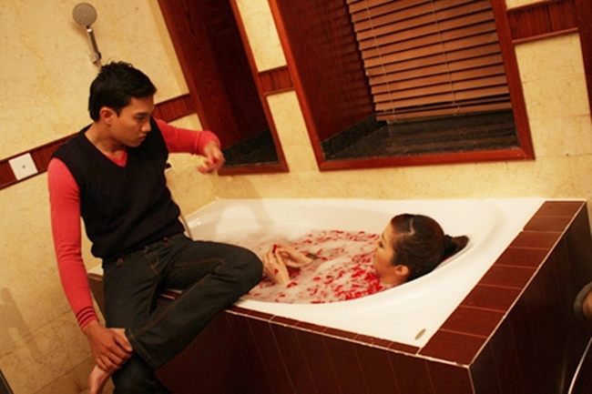 Trong phim, người đẹp còn diễn ăn ý&nbsp;với trai trẻ Quốc Trường. Cả hai có nhiều cảnh quay mùi mẫn. Dù hơn tuổi đàn em song với nhan sắc trẻ trung, Diễm My vẫn đẹp đôi bên bạn diễn.
