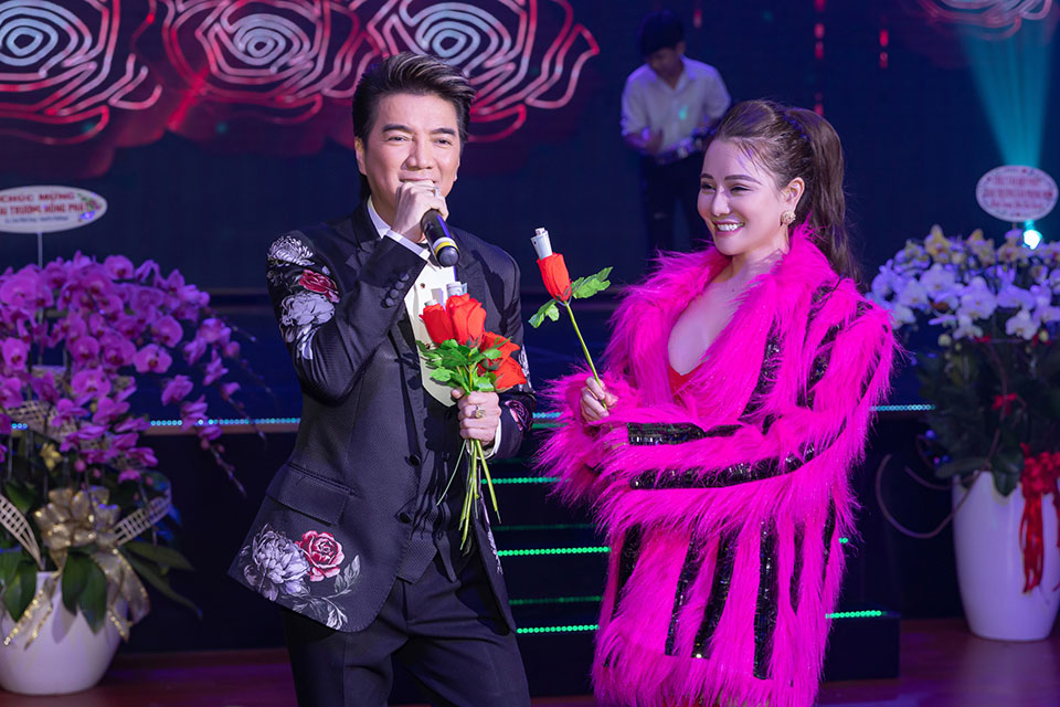 Mr. Đàm bất ngờ khi được hot girl siêu vòng 1 tặng hoa tỏ tình ngay trên sân khấu - 4