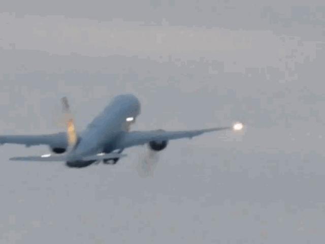 Media - Khoảnh khắc chuyên cơ Phó tổng thống Mỹ bị chim đâm tóe lửa