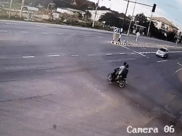 Xe máy - Xe đạp - Liều mình sang đường, xe máy nhận 'cái kết đắng'