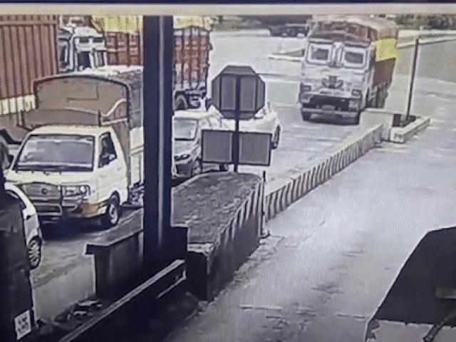 Ô tô - Xe tải mất phanh, lao vào hàng loạt ôtô ở trạm thu phí