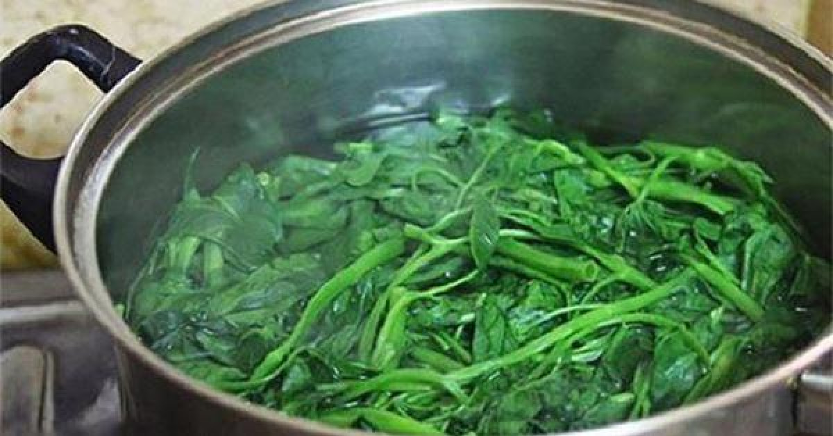 Ẩm thực - Chỉ sai lầm nhỏ nhưng phổ biến này trong cách luộc rau có thể khiến cả nhà bệnh chồng bệnh