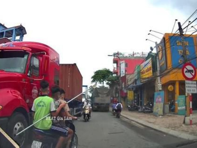 Pháp luật - 3 thanh thiếu niên cưỡi xe máy, cầm "Thanh Long yển nguyệt đao" đi đánh nhau