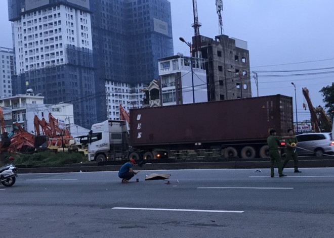 Công an đang khám nghiệm hiện trường vụ việc. Ảnh: CM