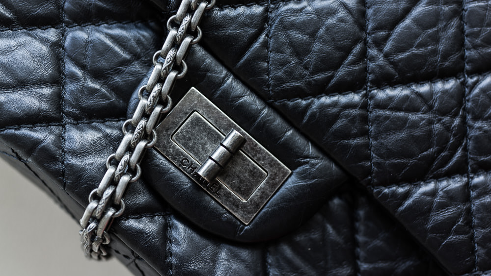 Bí ẩn về chiếc túi kinh điển triệu người mê của Chanel - 1