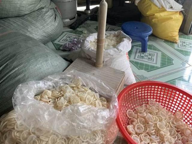 Thế giới - Báo Anh đưa tin vụ thu giữ 324.000 bao cao su đã qua sử dụng để tái chế, bán ra thị trường