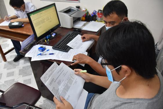 Thí sinh điều chỉnh nguyện vọng tại Trường THPT Marie Curie (TP HCM) .Ảnh: TẤN THẠNH