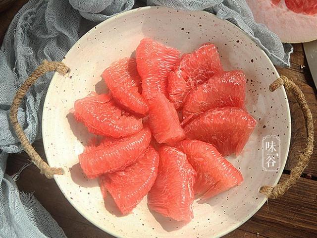 Ẩm thực - Chẳng cần phải nghiến răng bóc bưởi, đây là cách bóc không mảng trắng, tách thịt và vỏ dễ dàng