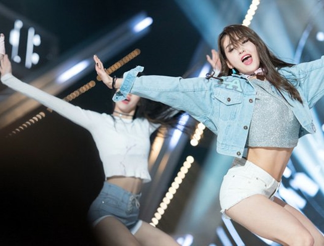 Khi tham gia chương trình 'Produce 101' Jeon Somi cũng nhiều lần diện những chiếc quần hot pants ngắn cùng áo croptop.
