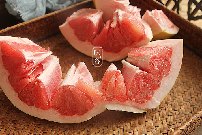 Sau khi cắt xong, lấy một nửa quả bưởi, dùng dao cắt theo đường vân múi bưởi, lúc này rất dễ dàng tách rời từng múi.