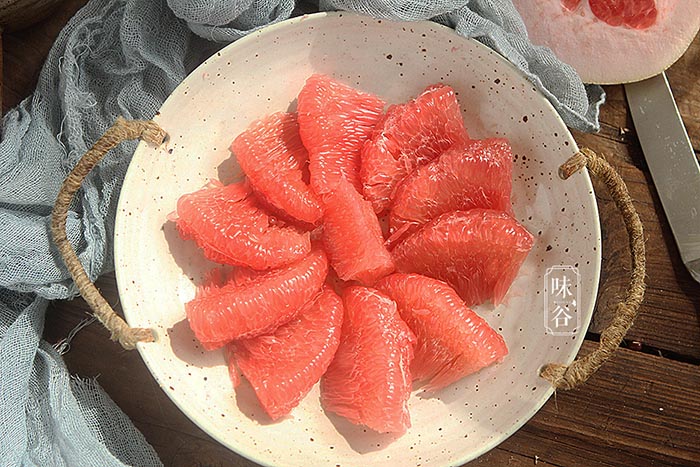 Chẳng cần phải nghiến răng bóc bưởi, đây là cách bóc không mảng trắng, tách thịt và vỏ dễ dàng - 1