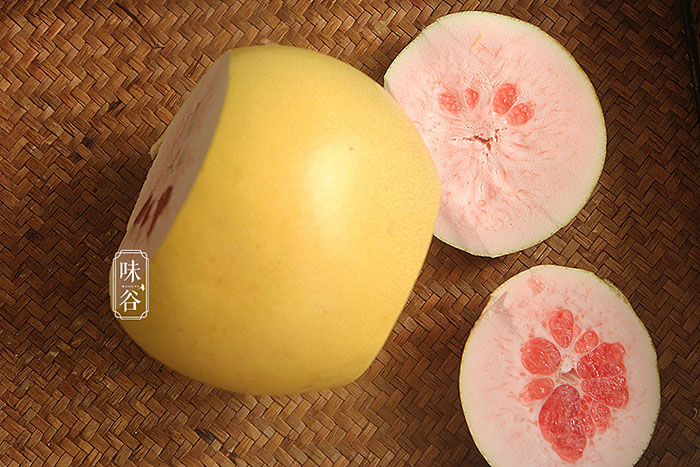 Đầu tiên gọt bỏ 2 đáy và 2 bên quả bưởi cho đến khi nhìn thấy phần thịt đỏ bên trong.&nbsp;