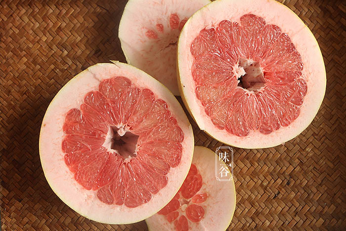 Cắt bưởi làm đôi.