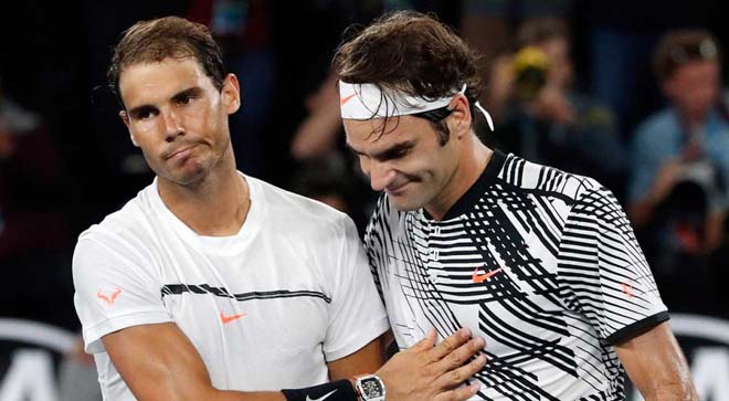Federer (trái) rất muốn có một tay vợt ngăn Nadal đăng quang ở Roland Garros 2020