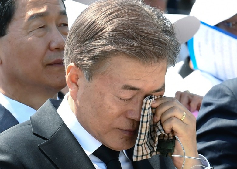 Tổng thống Hàn Quốc Moon Jae In đã xúc động khi đọc xong thư của Chủ tịch Tiều Tiên Kim Jong Un, theo Yonhap (ảnh: Yonhap)