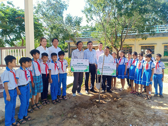 Đại diện Toyota Việt Nam cùng các em học sinh trường THCS Trần Cao Vân – Tuy Hòa, Phú Yên