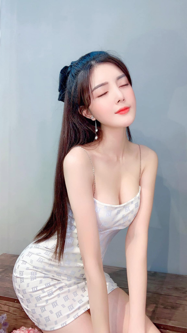 Theo thời gian, dung nhan của hot girl Sài thành ngày càng mặn mà và gợi cảm hơn. 
