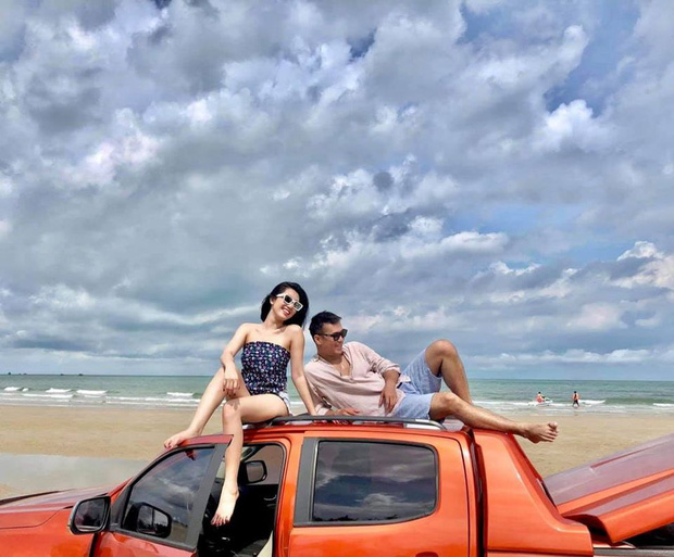 Cả hai cũng không ngại chụp ảnh chung khi đi du lịch cùng nhóm bạn