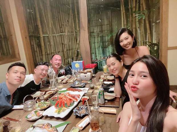 Cặp đôi vui vẻ trong các buổi gặp mặt cùng bạn bè