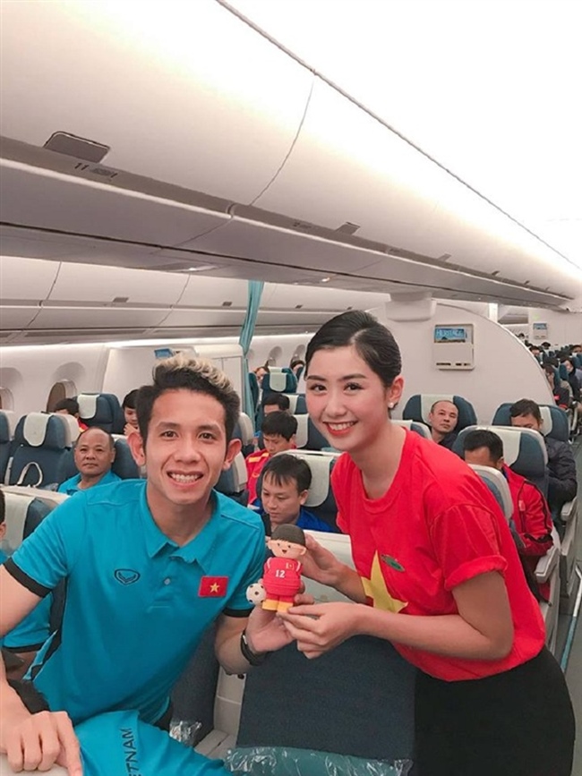 Trên chuyến bay, Ngọc Linh có cơ hội gặp gỡ và trò chuyện cùng các cầu thủ của đội tuyển Việt Nam. Theo nữ tiếp viên xinh đẹp, các chàng trai đều rất vui, thân thiện, dù mới trải qua trận đấu căng thẳng trên đất Malaysia.
