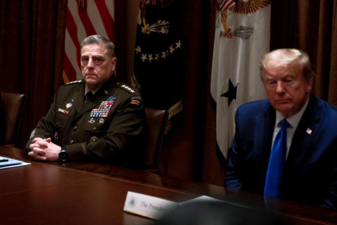 Chủ tịch Hội đồng Tham mưu trưởng Liên quân Mỹ Mark Miley và Tổng thống Donald Trump. Ảnh: NY Times