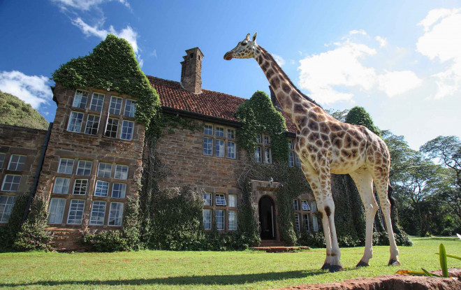 Giraffe Manor: Đây là&nbsp;khách sạn cổ điển nằm gần Nairobi, Kenya. Tòa nhà này được xây dựng vào thập niên 1930 khi Kenya còn là thuộc địa của Anh. Nó có những chiếc giường 4 cọc và phong cách trang trí cực kỳ ấn tượng, đậm chất xứ sở sương mù.