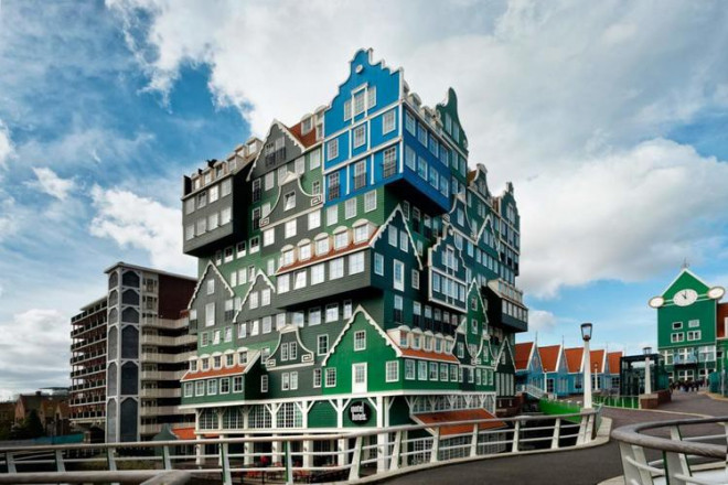 Hotel Inntel ở Amsterdam, Hà Lan: Khách sạn này là sự lựa chọn hoàn hảo cho những ai thích&nbsp;sự giao thoa giữa lâu đài cổ tích và ảo ảnh quang học. Nó gốm 12 tầng, với&nbsp;70 ngôi nhà kiểu Hà Lan truyền thống nằm chồng chất lên nhau và tạo cảm giác có thể sụp đổ bất cứ lúc nào.