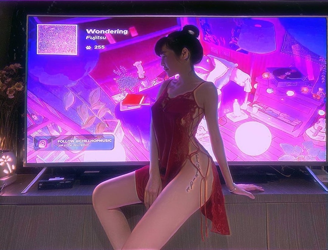 Thỉnh thoảng, cựu hot girl Sài thành mới "chơi trội" với màn tạo dáng nóng bỏng, khoe vòng 3 trước ống kính.
