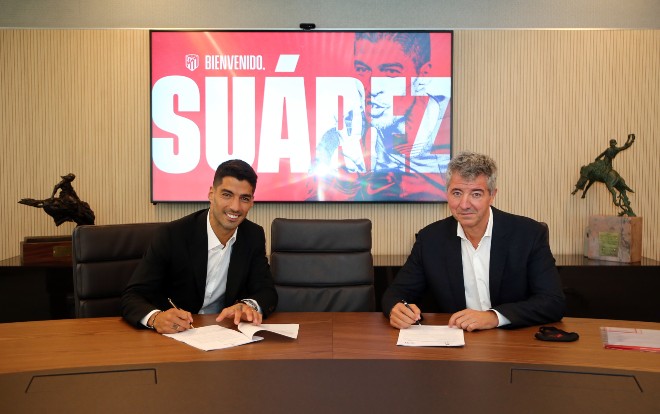 Suarez trong lễ ký kết hợp đồng với đội bóng Madrid