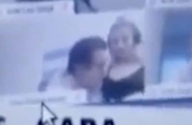 Nghị sĩ Argentina vướng bê bối hôn ngực người tình trong cuộc họp trực tuyến.