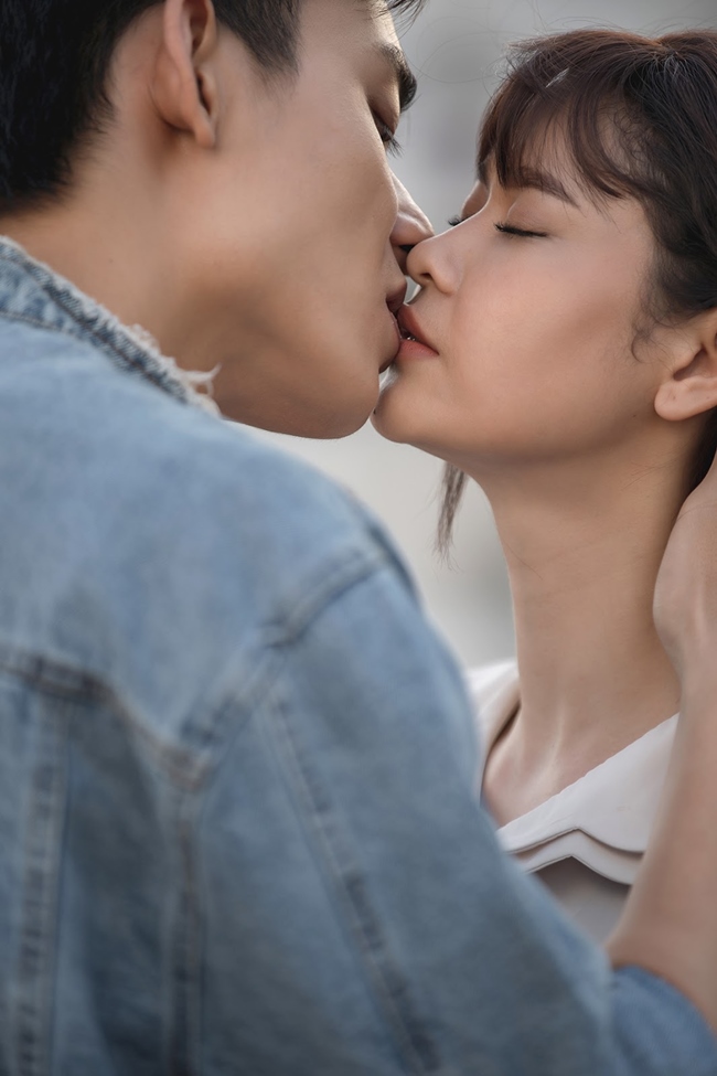 Năm 2020, Trương Quỳnh Anh tiếp tục gây chú ý với MV ca nhạc“Anh còn ở đó không?" khi khóa môi một chàng trai lạ mặt.
