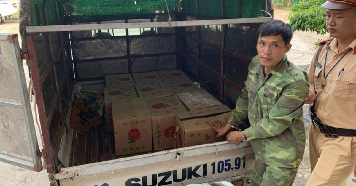 Tin tức trong ngày - Bị CSGT dừng xe vì không thắt dây an toàn, tài xế lộ 10 thùng hàng cấm