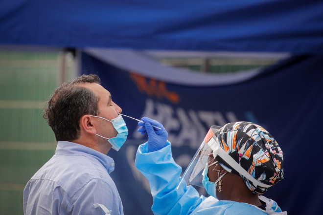 Một nhân viên y tế lấy mẫu xét nghiệm Covid-19 ở TP New York-Mỹ hôm 25-9 Ảnh: Reuters