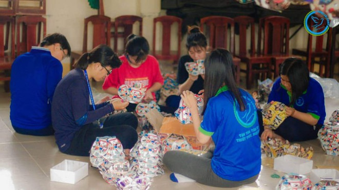 Các thành viên tự tay làm đèn lông handmade tặng các em nhỏ.
