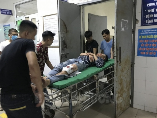 Đưa nạn nhân bị thương đi cấp cứu