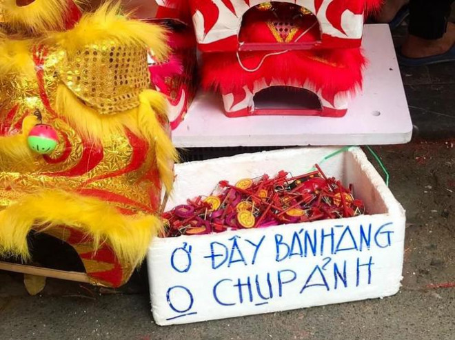 Khách tham quan có thể bắt gặp ngay những tấm biển này trên phố Hàng Mã.&nbsp; Ảnh:Zing