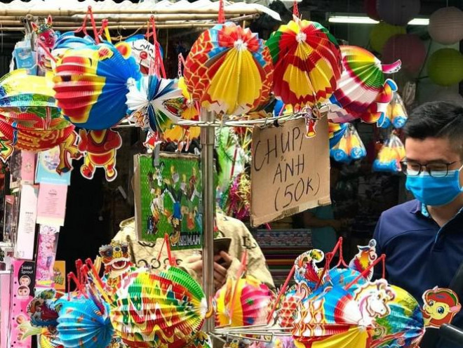 Mỗi gian hàng, từng chủ của hàng lại quy định một mức giá chụp ảnh riêng.&nbsp; Ảnh: Zing &nbsp;