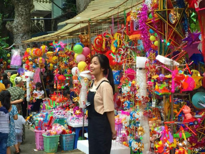 Nhiều chủ quán trên phố Hàng Mã bị xử lý vì treo biển thu tiền chụp ảnh - 9