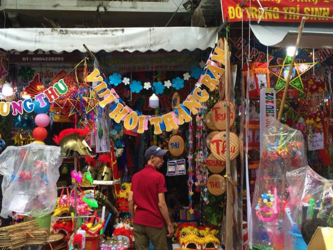 Các chủ của hàng đã chủ động tháo gỡ "biển cấm",&nbsp;trả lại không gian như ban đầu tại các gian hàng.