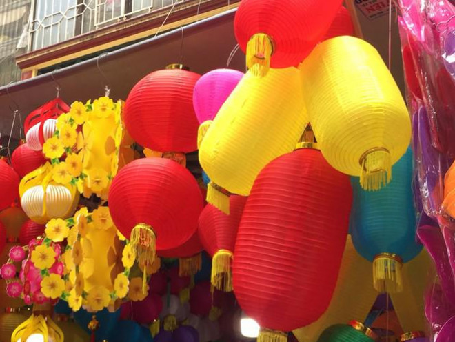 Không gian bày bán các sản phẩm cũng khi gỡ bỏ các "biển cấm tự chế" trở nên thoải mái hơn cho những người đến đây .