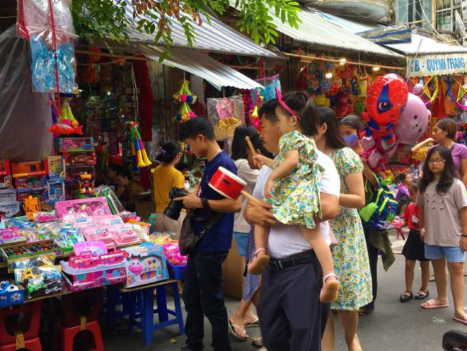 Nhiều gia đình cũng tranh thủ ngày cuối tuần, đưa con nhỏ lên phối mua sắm chuẩn bị và tận hưởng không khí nhộn nhịp của tết Trung thu .