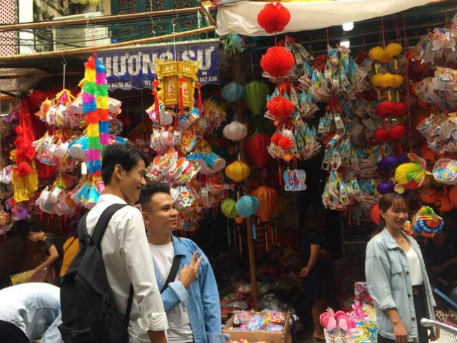 Mặc dù anh ảnh hưởng của COVID-19, phố Hàng Mã&nbsp; năm nay vắng bóng du khách nước ngoài nhưng nơi đây vẫn thu hút đông đảo người dân thủ đô đến tham quan, mua sắm và chụp ảnh, các gia đình cũng tranh thủ ngày cuối tuần, đưa con nhỏ lên phố vui chơi và tận hưởng không khí Tết Trung thu đang cận kề.
