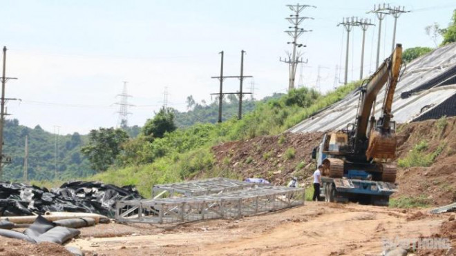 Một chiếc máy ở dưới chân công trình.